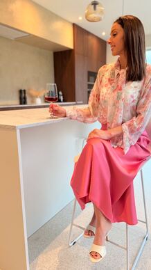 Elegante Avondlook: Bloemenblouse & Satijnen Rok