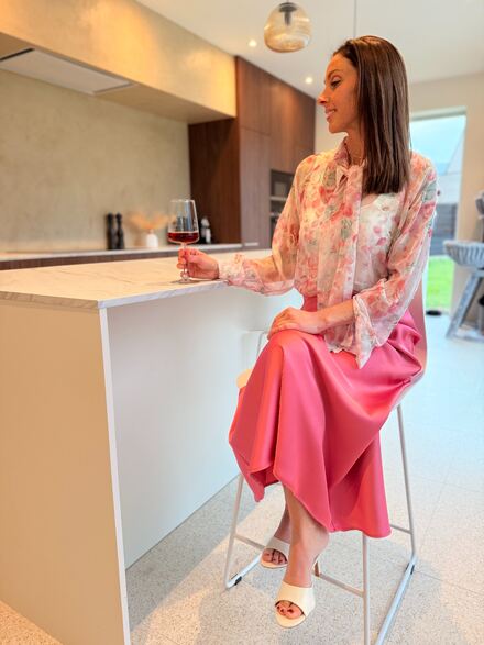 Elegante Avondlook: Bloemenblouse &amp; Satijnen Rok