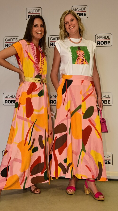 Caroline Biss Runway: Artistieke Prints & Color-Blocking in Pink & Orange