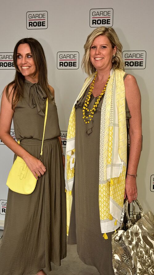 Garde Robe Runway: Olijfgroene Maxidress van Senso met Lemon Gele Accessoires