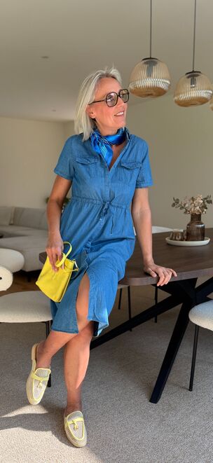 Korte Denim Doorknoopjurk met Gele Accentaccessoires