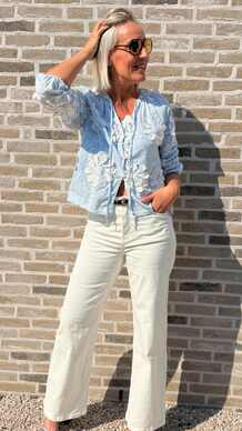 Lichtblauwe Printblouse op een Stijlvolle Witte Breeduitlopende Broek