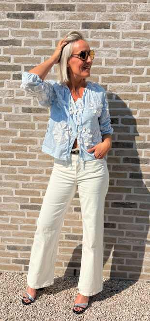 Lichtblauwe Printblouse op een Stijlvolle Witte Breeduitlopende Broek