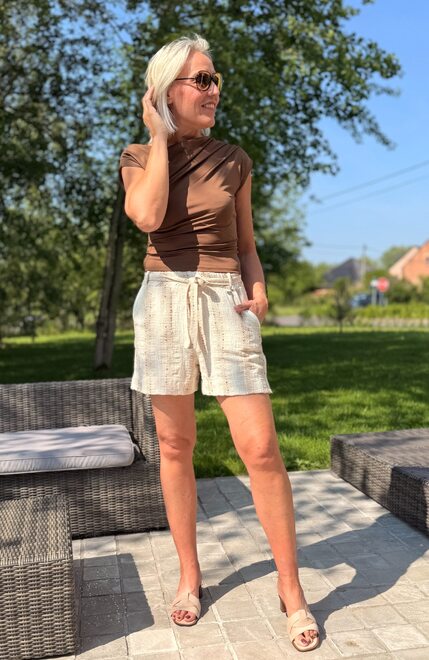 Gedrapeerde Bruine Top op Geborduurde Witte Shorts