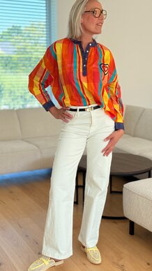 Grafische Zomerblouse op Witte Jeans