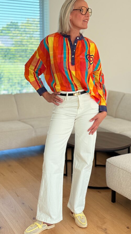 Grafische Zomerblouse op Witte Jeans