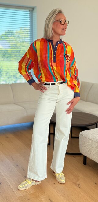 Grafische Zomerblouse op Witte Jeans