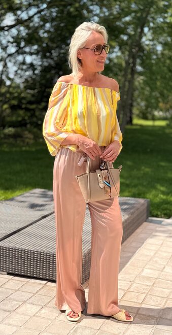 Zonnige Luxe: Pastelgele Top &amp; Champagne Satijnen broek