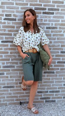 Linnen Khaki Short met Gestipte Blouse