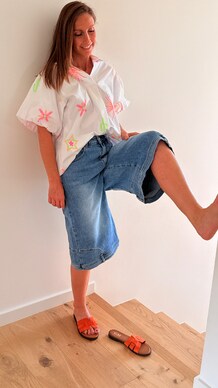 Witte Blouse met Neon Borduursels en Denim Culotte
