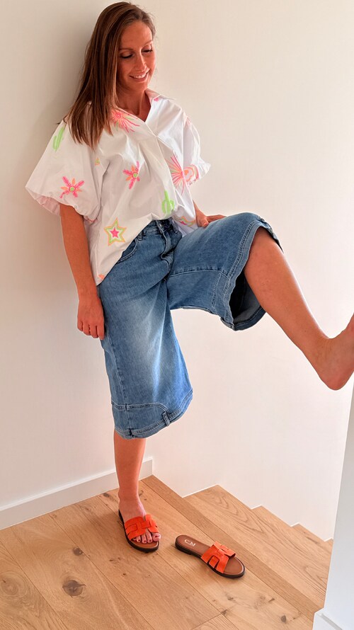 Witte Blouse met Neon Borduursels en Denim Culotte