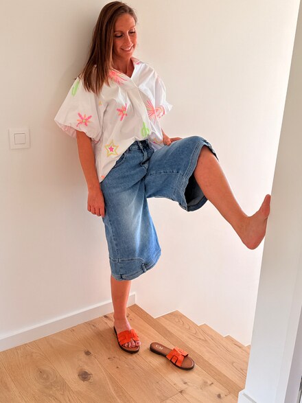 Witte Blouse met Neon Borduursels en Denim Culotte