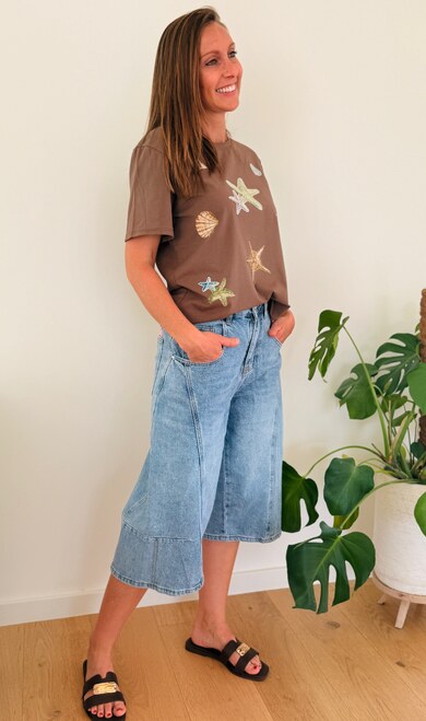 Bruin T-shirt met Schelpenprint op Denim Bermuda