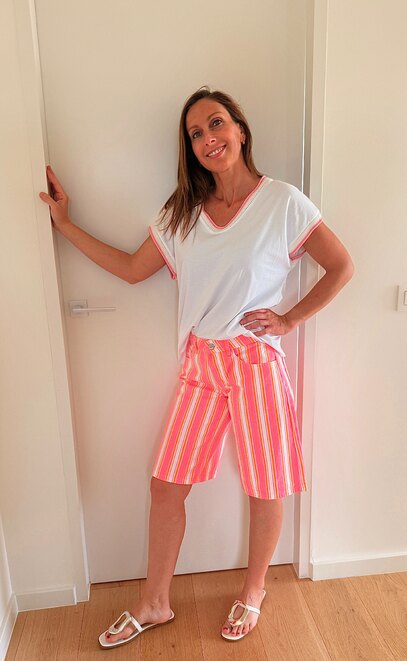 Wit T-shirt met V-hals en Fuchsia Gestreepte Short