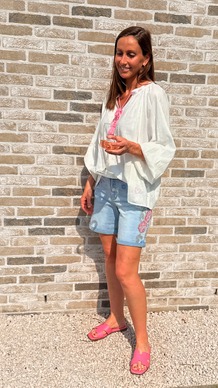 Luchtige Witte Blouse met Geborduurde Denim Short