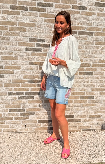 Luchtige Witte Blouse met Geborduurde Denim Short