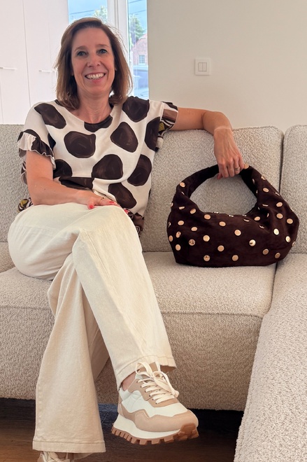 Dames outfit met stippenprint 